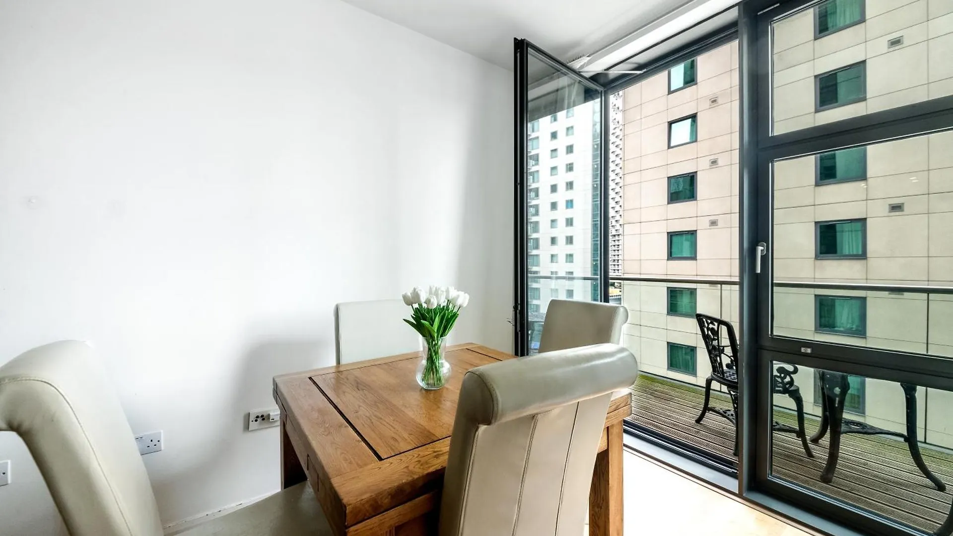 Londwell, Canary Wharf River Thames Balcony Suite London