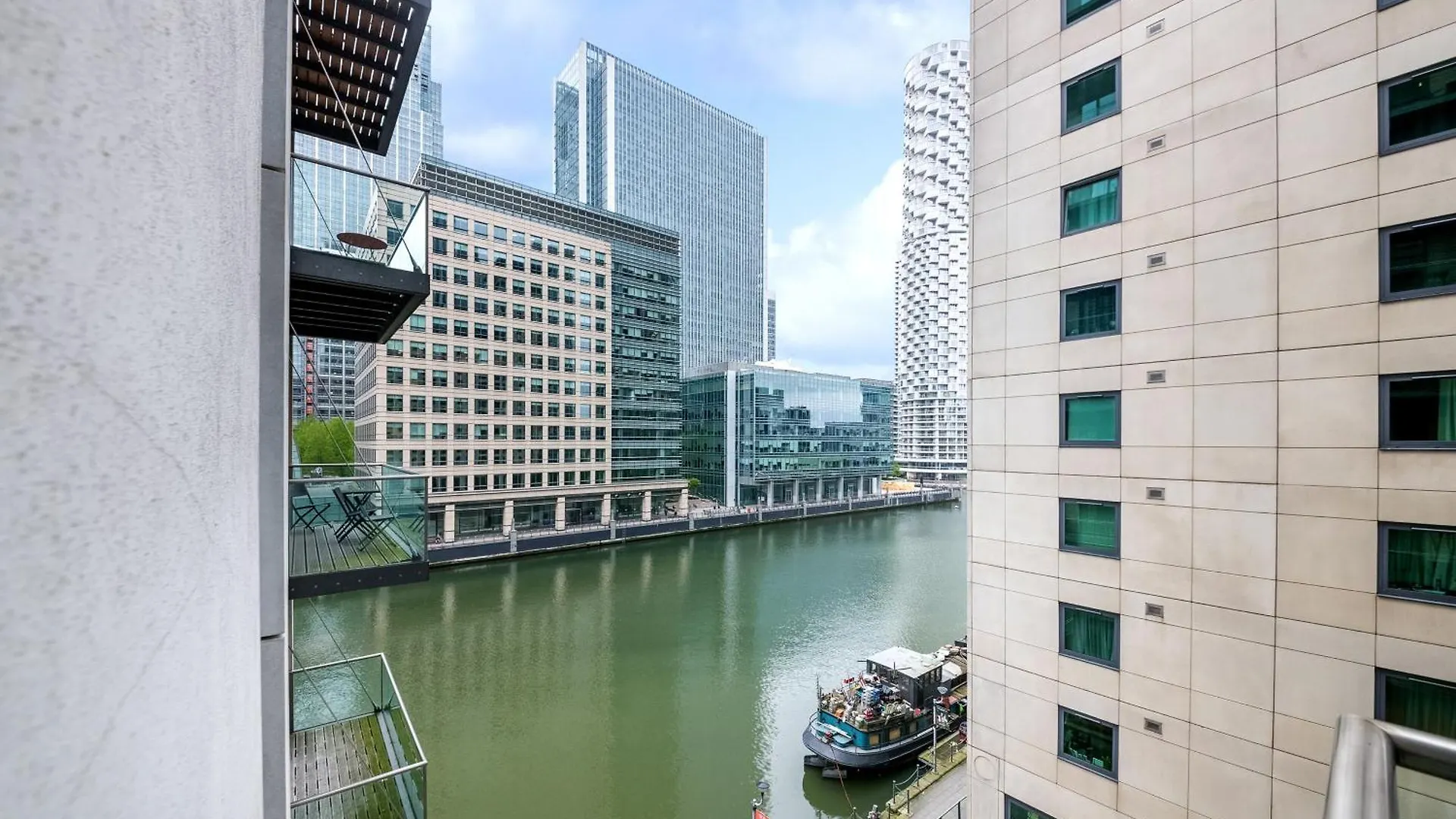 Londwell, Canary Wharf River Thames Balcony Suite London Apartment