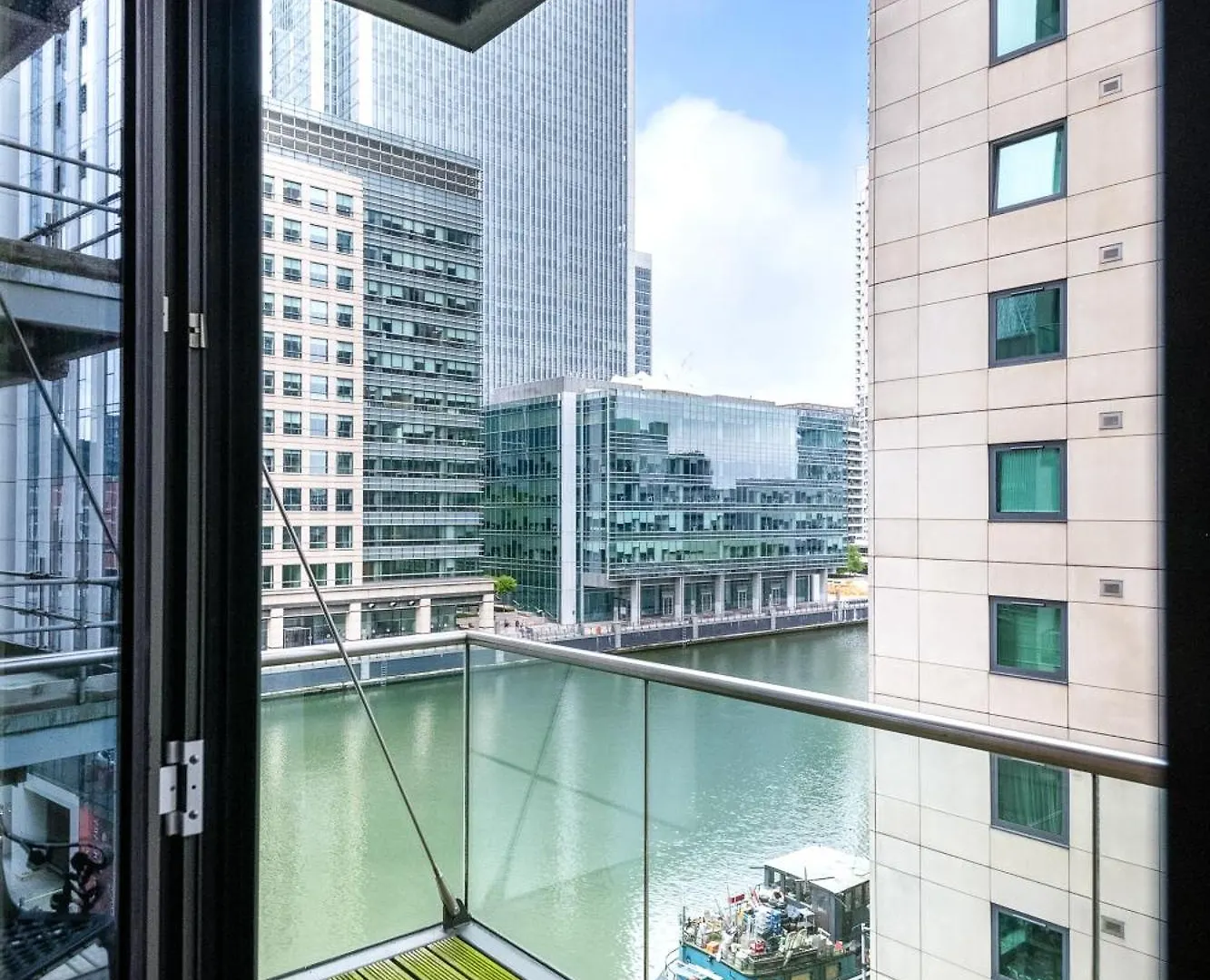 Londwell, Canary Wharf River Thames Balcony Suite London Apartment